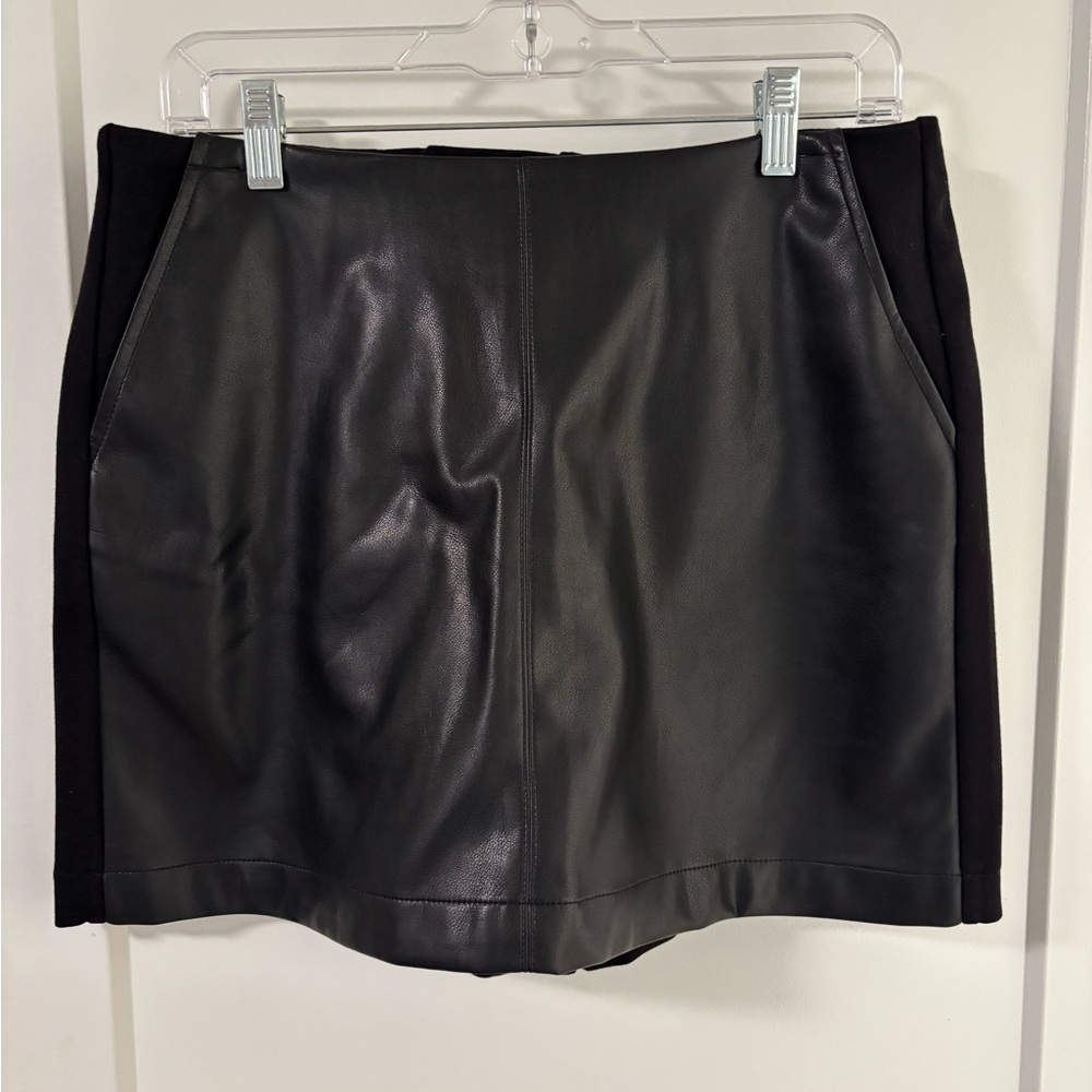 CAbi sz 6 - #4585 black Jett skort faux Leather